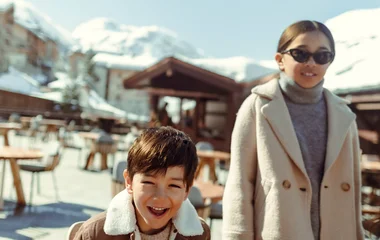 Dos niños en el resort.