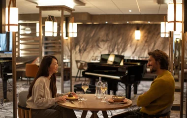 Um casal jantando em um restaurante de um dos resorts Club Med de neve