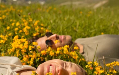 Couple qui se détend sur l'herbe