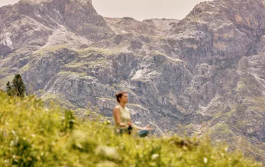 Hóspede praticando yoga no topo de montanha em Val d' Isère