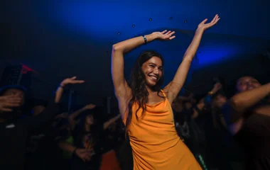 Mujer bailando en una noche festiva en el resort.