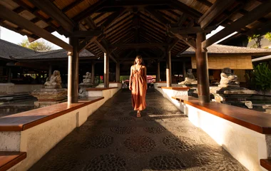 Femme se baladant dans le Resort Club Med Bali