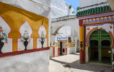 Arquitetura imperial marroquina em Meknes com azulejos zellige