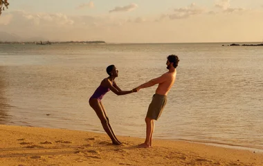 Couple sur la plage à l'Île Maurice