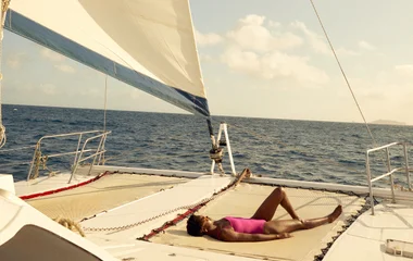 Femme sur un catamaran à l'Île Maurice