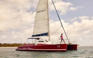 Femme à bord d'un catamaran à l'Île Maurice