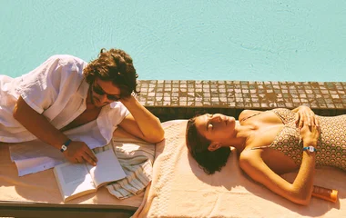 Couple au bord de la piscine à Opio en Provence