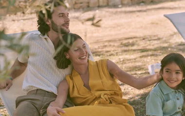 Couple allongé au milieu des oliveraies en Provence