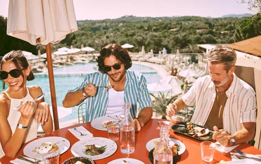 Pessoas curtindo resort Club Med França.