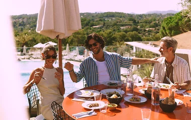 Repas au soleil à Opio en Provence
