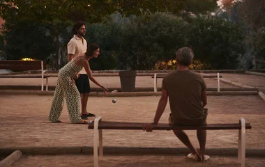 Groupe de personnes en pleine partie de pétanque à Opio