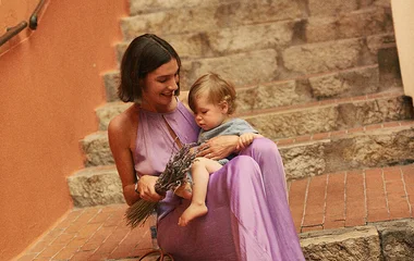 Une mère tenant de la lavande et son bébé en Provence