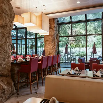 Restaurants & Bars