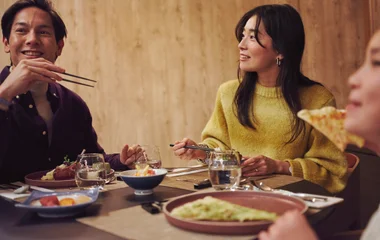 Famille rassemblée autour d'un repas au Japon