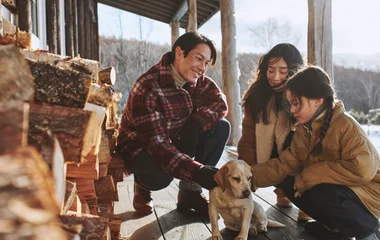 família brincando com um cachorro