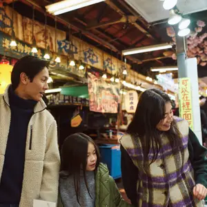 Pai, mãe e filha passeando no Japão.