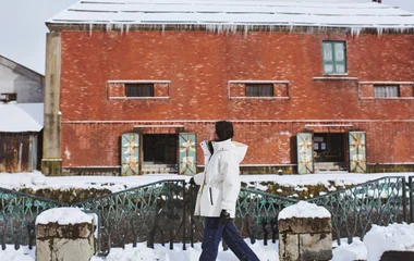 Uma pessoa passeando pela cidade em temporada de neve.