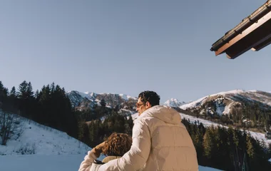 Padre e hijo en la nieve.