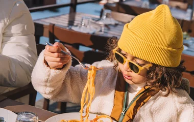 Niño comiendo pasta.