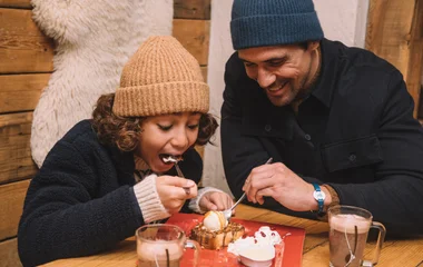 Père et son fils en train de manger à Valmorel