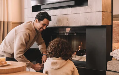 Padre e hijo frente a la chimenea.