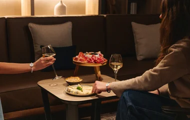 Mesa com aperitivos e vinho branco