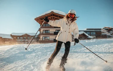 Mulher praticando esqui em La Rosière