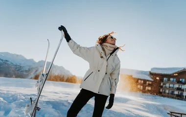 Femme avec des skis à la rosière