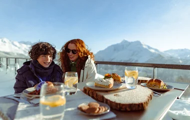 Madre e hijo desayunando.
