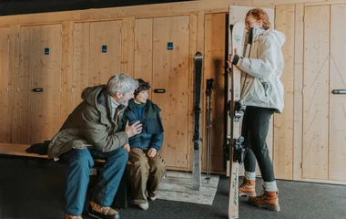 Famille dans le Ski Room de La Rosière