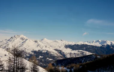 Montanhas cobertas por neve.