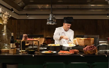 Buffet gourmet no restaurante do resort