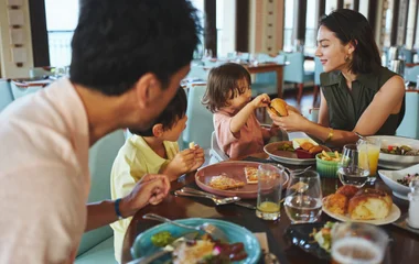 Família comendo no resort.
