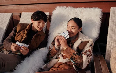 Adolescents jouant aux cartes