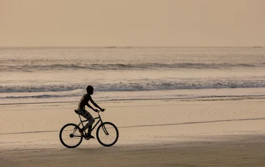 Niño montando en bicicleta.