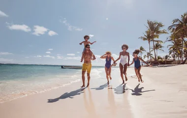 Familia disfrutando de la playa privada en Club Med Punta Cana