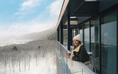 Mulher na varanda do resort do Club Med.