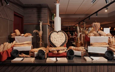 Mesa de paes e petiscos