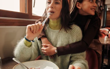 Mãe e filha abraçadas