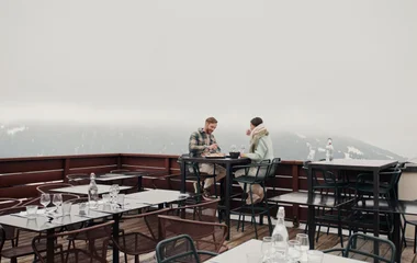 Pareja en el restaurante del resort.