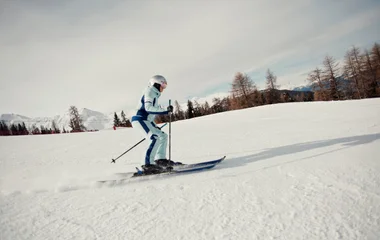 Uma pessoa esquiando em um cenário de neve.