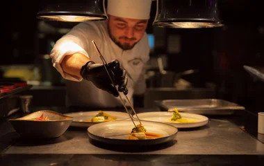 Casal em après-ski nos Alpes com gastronomia all inclusive no Club Med.