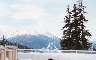 Mujer en la piscina climatizada.