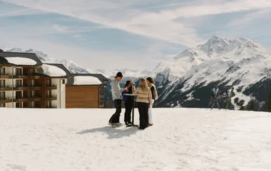 Groupe de personnes devant le Resort Club Med La Rosière