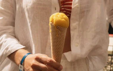 Femme profitant d'un sorbet