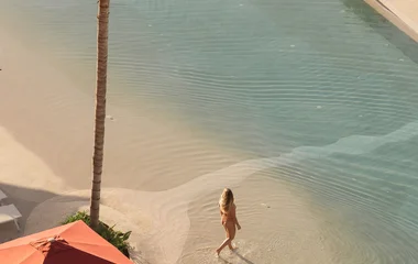 Femme dans une piscine à Marbella