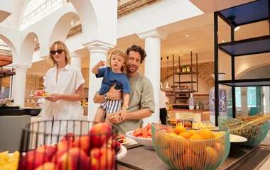 Familia en el restaurante del resort.