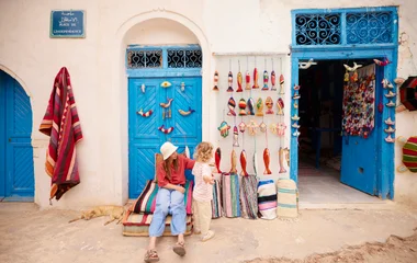 Une mère et sa fille dans un souk à Djerba