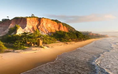 praia paradisiaca aos pés de falésia em trancoso