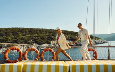 Casal em um barco a vela.